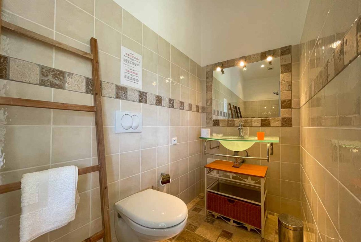 Salle de douche location villa Lecci à Porto Vecchio plage privé à pied contemporaine luxe vue mer piscine jardin vue maquis Corse du sud St Cyprien Pinarello Palombaggia