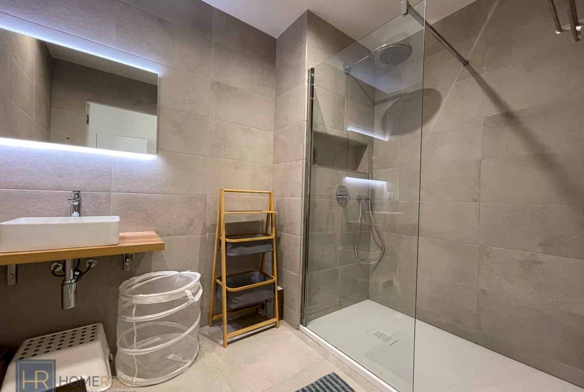 Salle de bain avec douche et toilette neuve location appartement moderne Porto Vecchio résidence marina di Cala Rossa plage à pied piscine chauffée