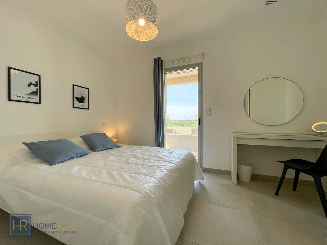 Chambre lit double appartement marina di Cala Rossa Porto Vecchio Lecci plage à pied piscine chauffée résidence calme et moderne luxe vacances en Corse du sud santa giulia