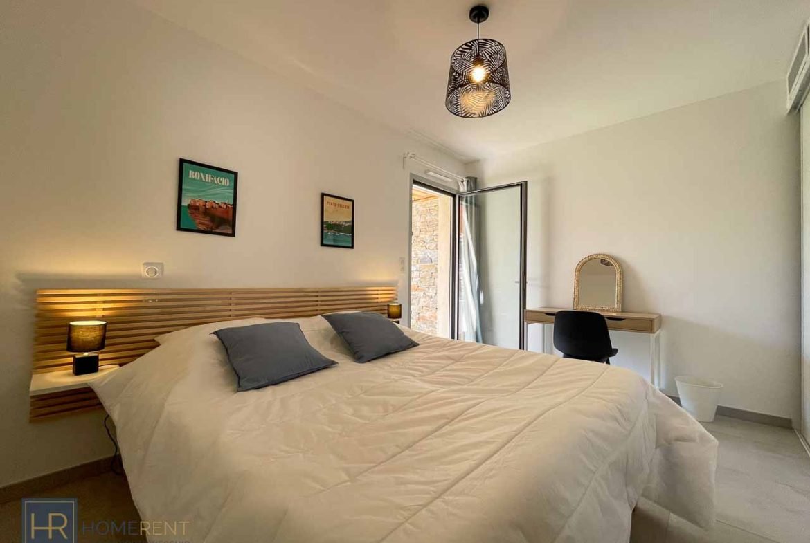 Chambre lit double appartement marina di Cala Rossa Porto Vecchio Lecci plage à pied piscine chauffée résidence calme et moderne luxe vacances en Corse du sud santa giulia