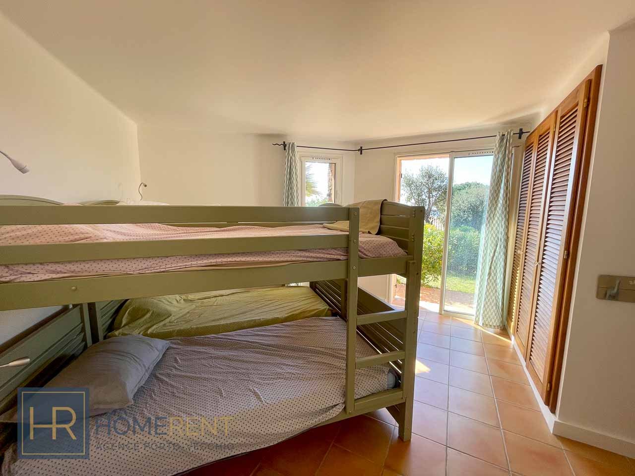 Chambre lits superposés enfants accès jardin vue mer plage à pied location villa domaine Capicciola vue mer luxe Porto Vecchio plage Pinarello