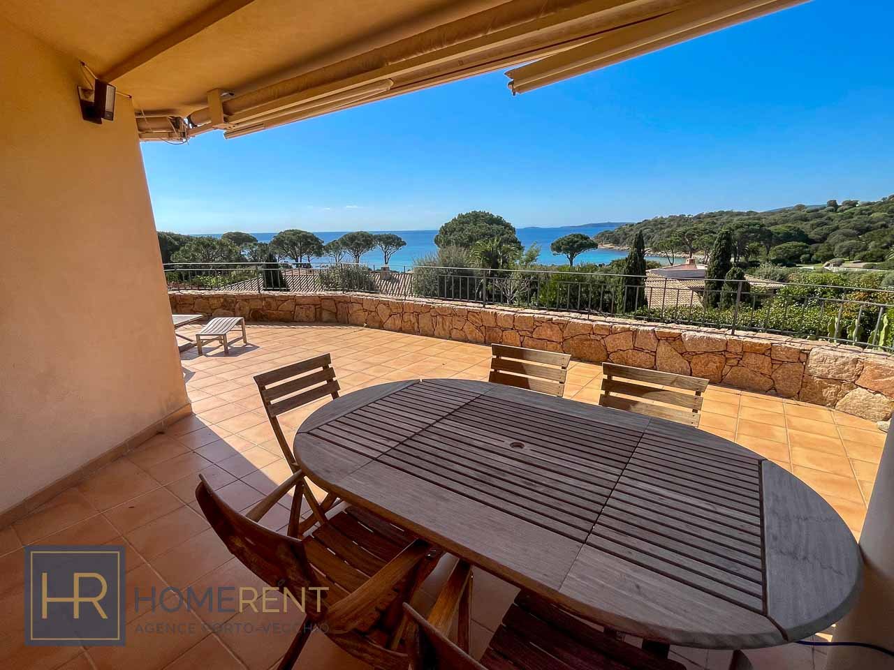Location villa Porto Vecchio Domaine Capicciola luxe piscine vue mer 3 chambres 6 couchages pieds dans l’eau plage à 50 mètres contemporaine vacances en Corse du sud