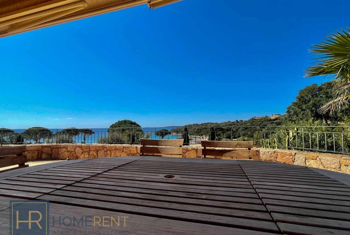 Terrasse aménagée repas extérieur location villa Porto Vecchio vue mer pied dans l’eau vue mer Corse luxe 3 chambres 6 personnes piscine Domaine privé de la Capicciola