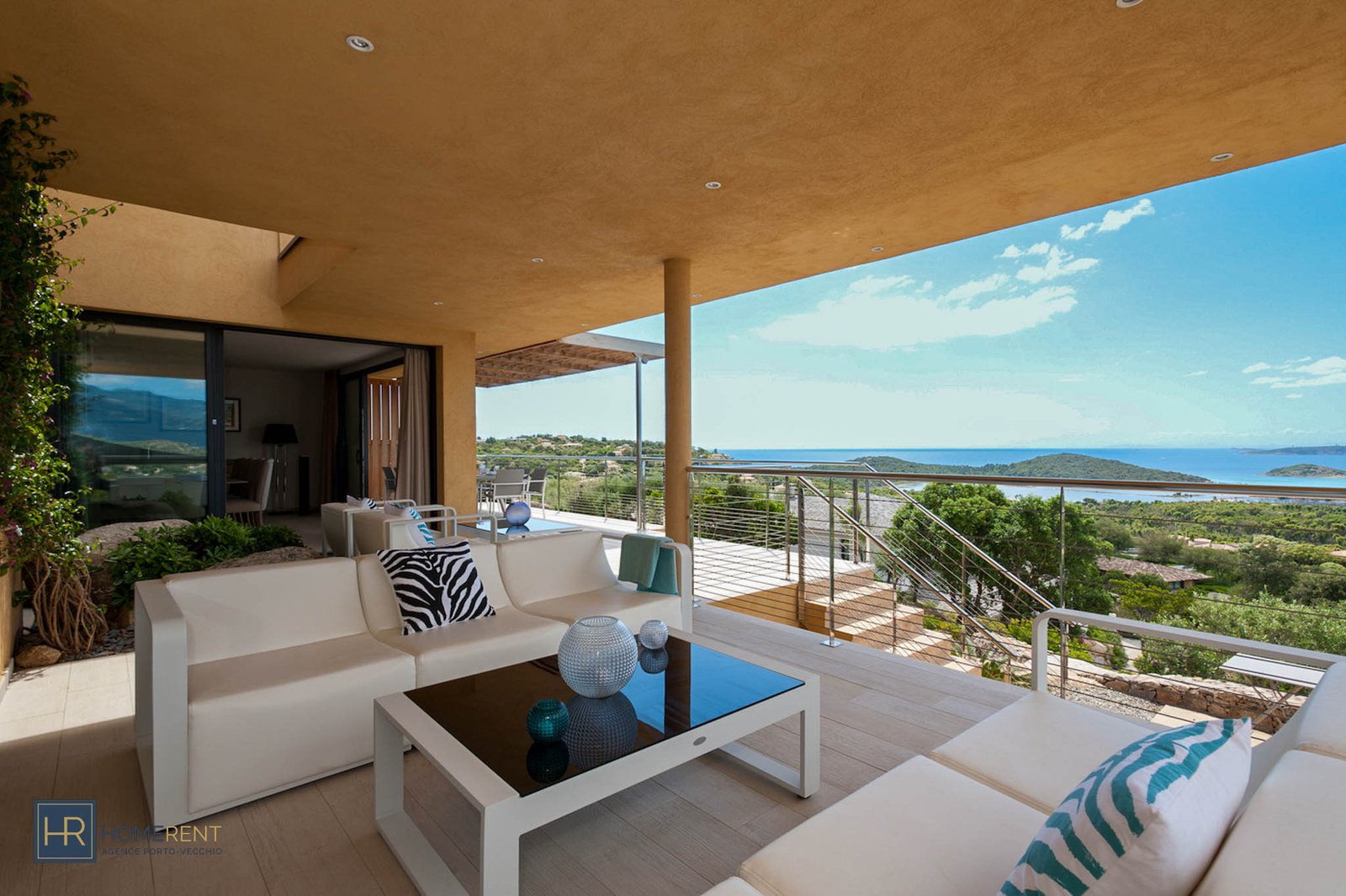 Location villa de luxe en Corse avec vue mer sur la baie de Saint Cyprien location villa plage de Palombaggia à Porto-Vecchio