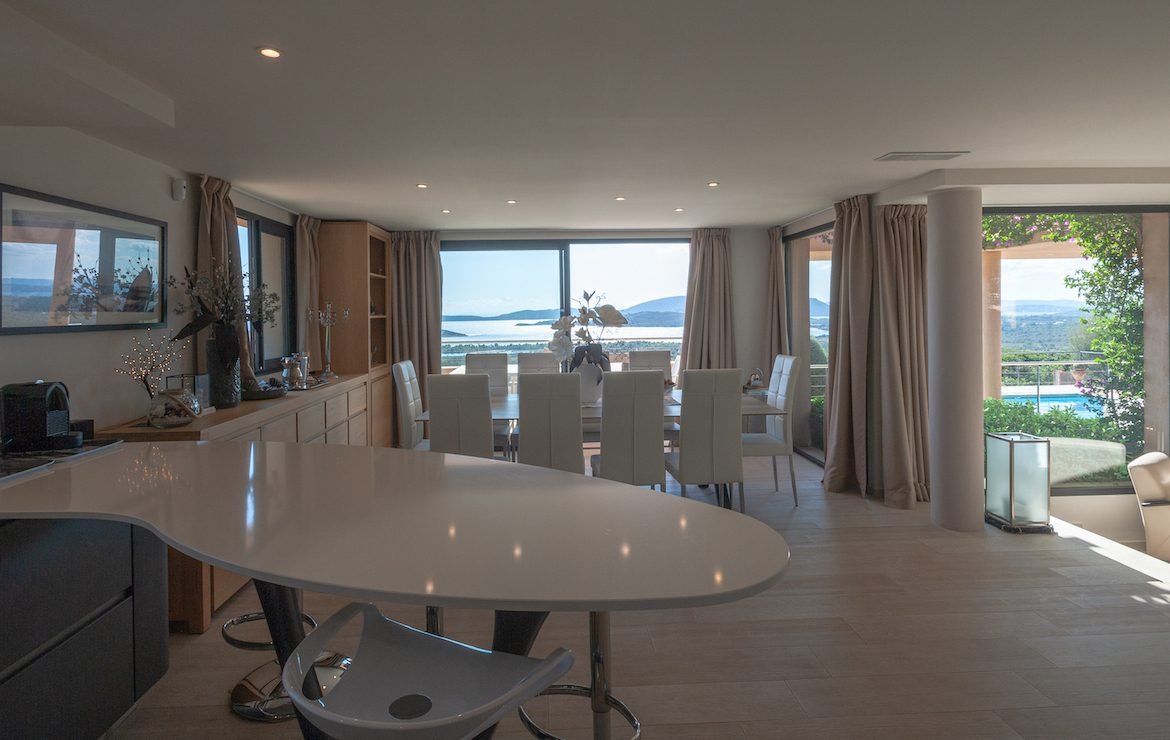 Location villa contemporaine luxe à Porto-Vecchio en Corse, Casa Rocca location villa haut de gamme Corse proche plage de St Cyprien