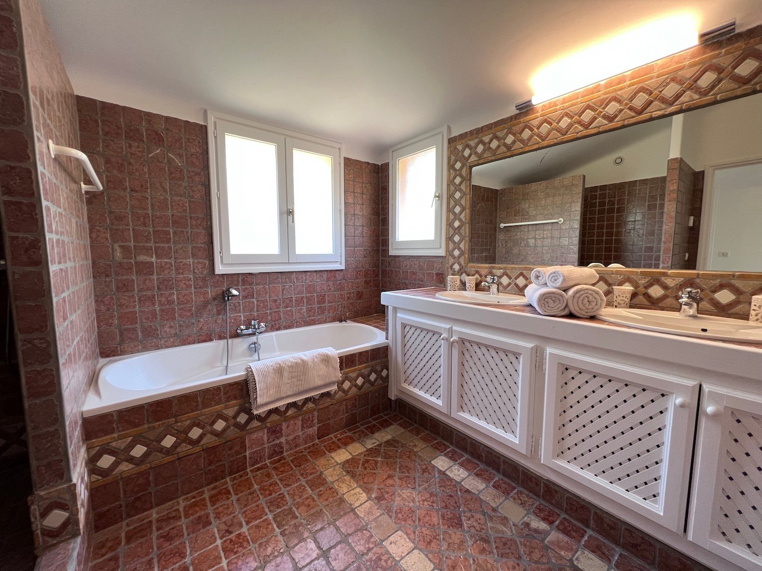 Salle de bain moderne villa luxe vacances en Corse location villa à Porto-Vecchio plages à pied Palombaggia et Santa Giulia Pinarello Plages Cala Rossa Location de vacances pisicne chauffée