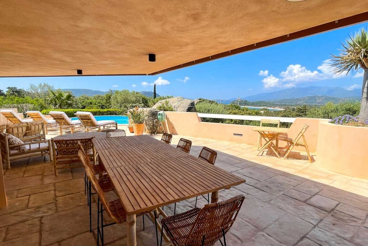Terrasse aménagée vue mer et contemporain villa luxe piscine chauffée location villa 5 chambres Bianca Porto-Vecchio en Corse du sud vacances Cala Rossa Corse du sud