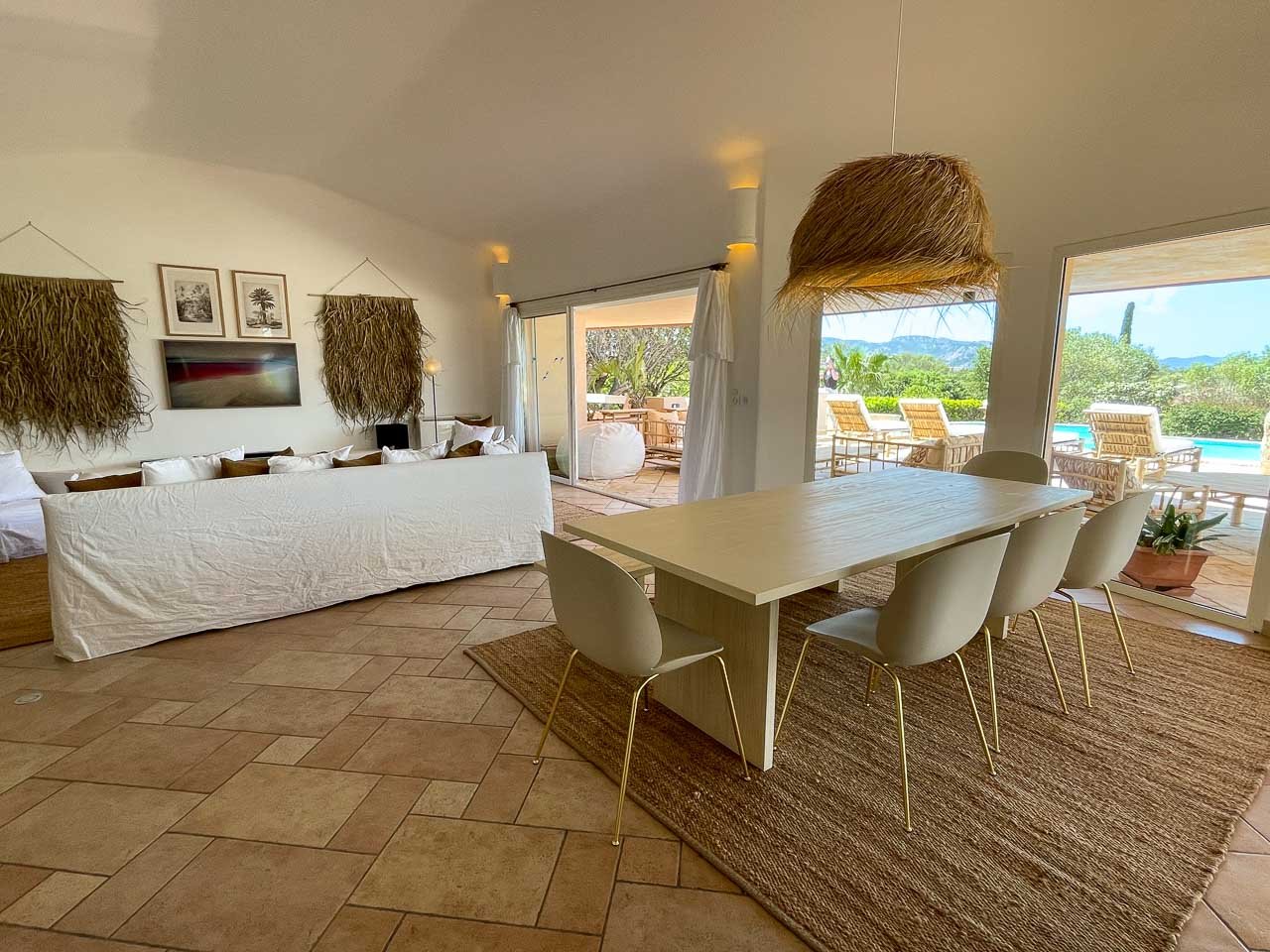 Salon séjour moderne et contemporain villa luxe piscine chauffée location villa 5 chambres Bianca Porto-Vecchio en Corse du sud vacances Cala Rossa Corse du sud