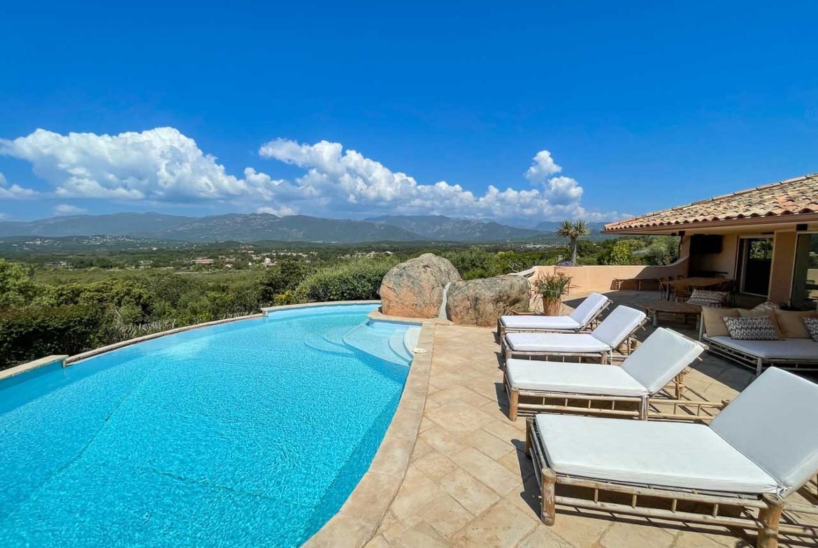 Piscine vue montagne vue mer et contemporain villa luxe piscine chauffée location villa 5 chambres Bianca Porto-Vecchio en Corse du sud vacances Cala Rossa Corse du sud