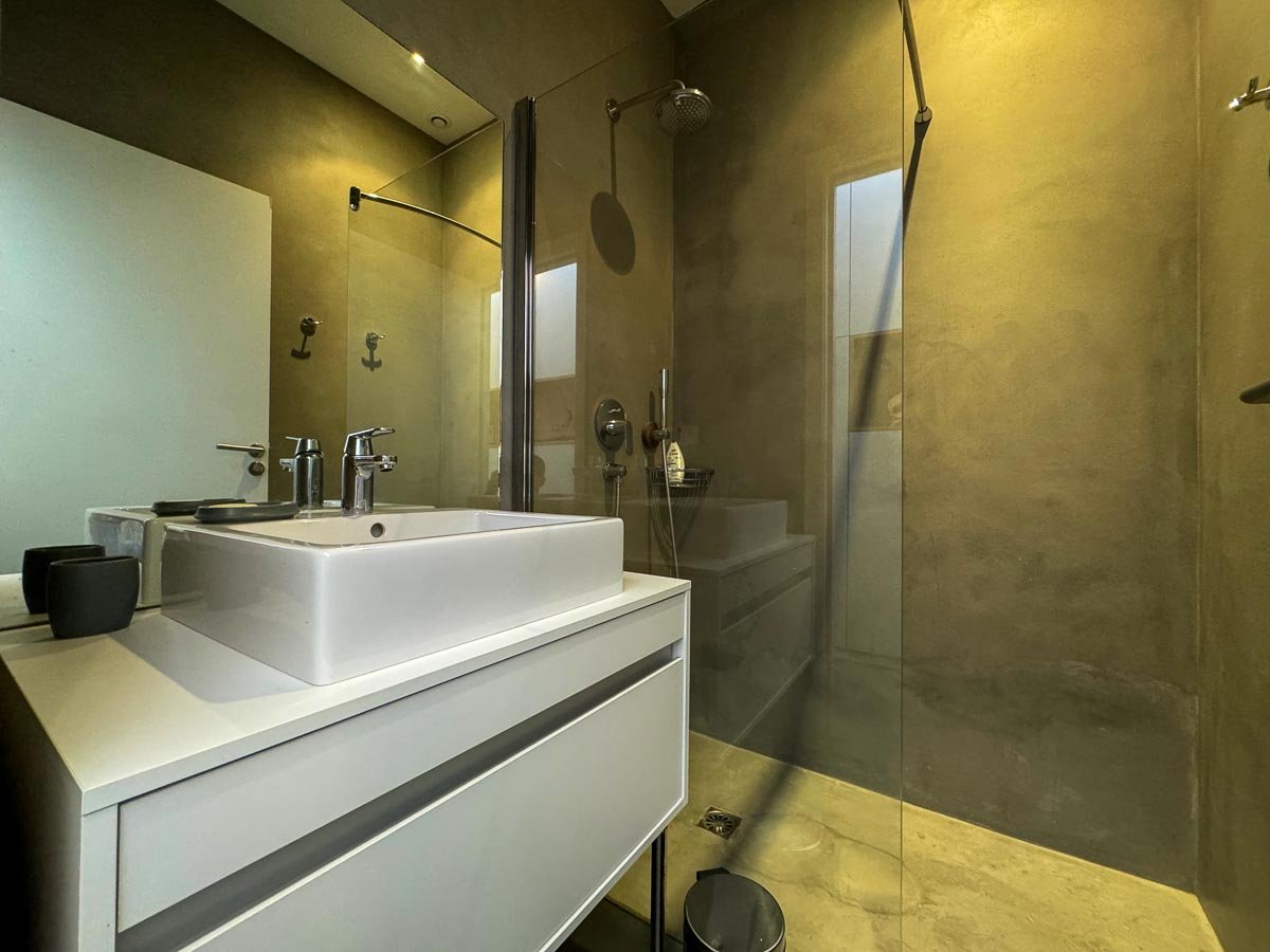 Salle de douche location villa corse du sud luxe Porto Vecchio pieds dans l'eau Marina Di Fiori