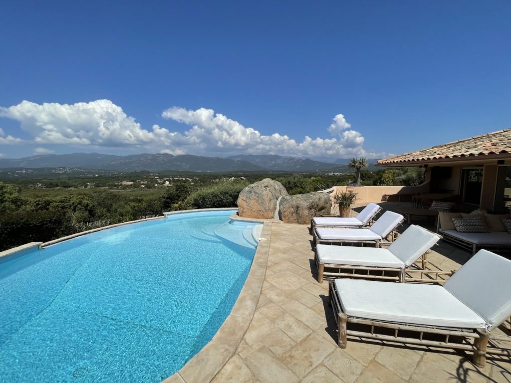 Location villa avec piscine Domaine de Cala Rossa Porto-Vecchio plage privées à pied, Corse du sud, vue mer, 5 chambres, luxe vue montagne