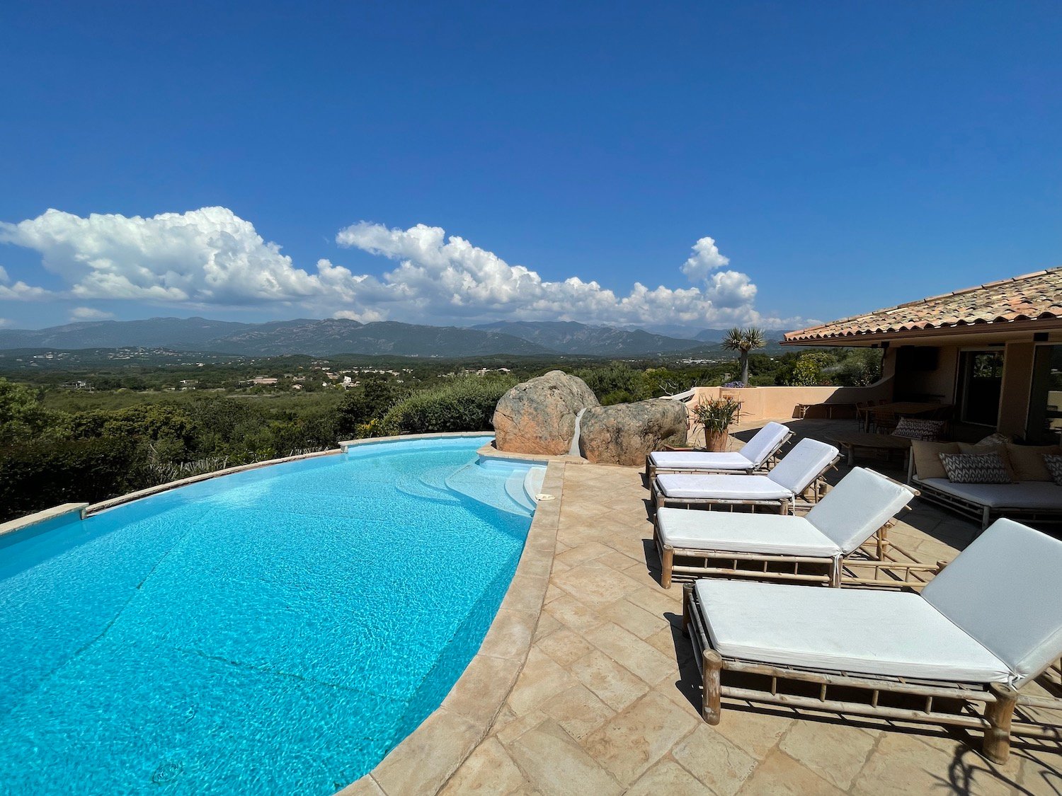 Location villa avec piscine Domaine de Cala Rossa Porto-Vecchio plage privées à pied, Corse du sud, vue mer, 5 chambres, luxe vue montagne