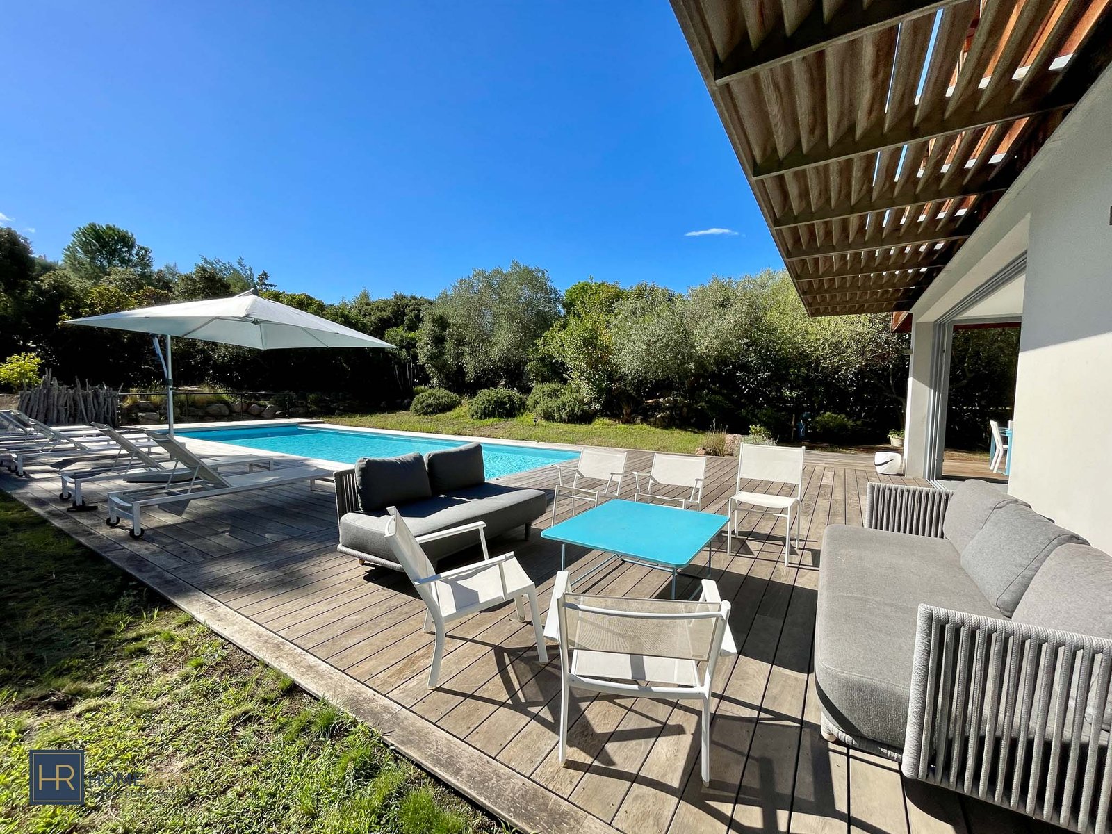 Espace lounge avec canapé et repas extérieur villa moderne Lola Corse du sud location Porto-Vecchio plage Cala Rossa et St Cyprien piscine chauffée luxe