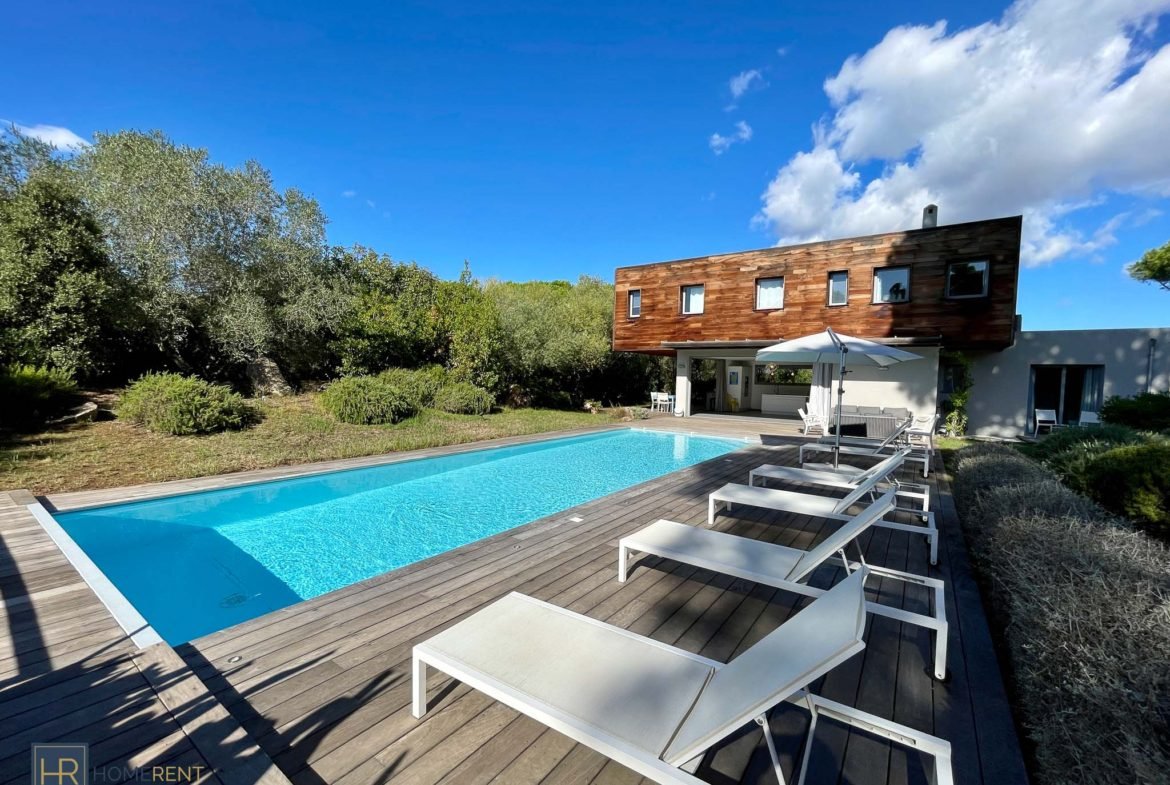 Location villa Porto Vecchio Corse du sud Domaine privé de Cala Rossa luxe 4 chambres climatisées plages privées à pied piscine moderne Jardin paysager végétation maquis Corse