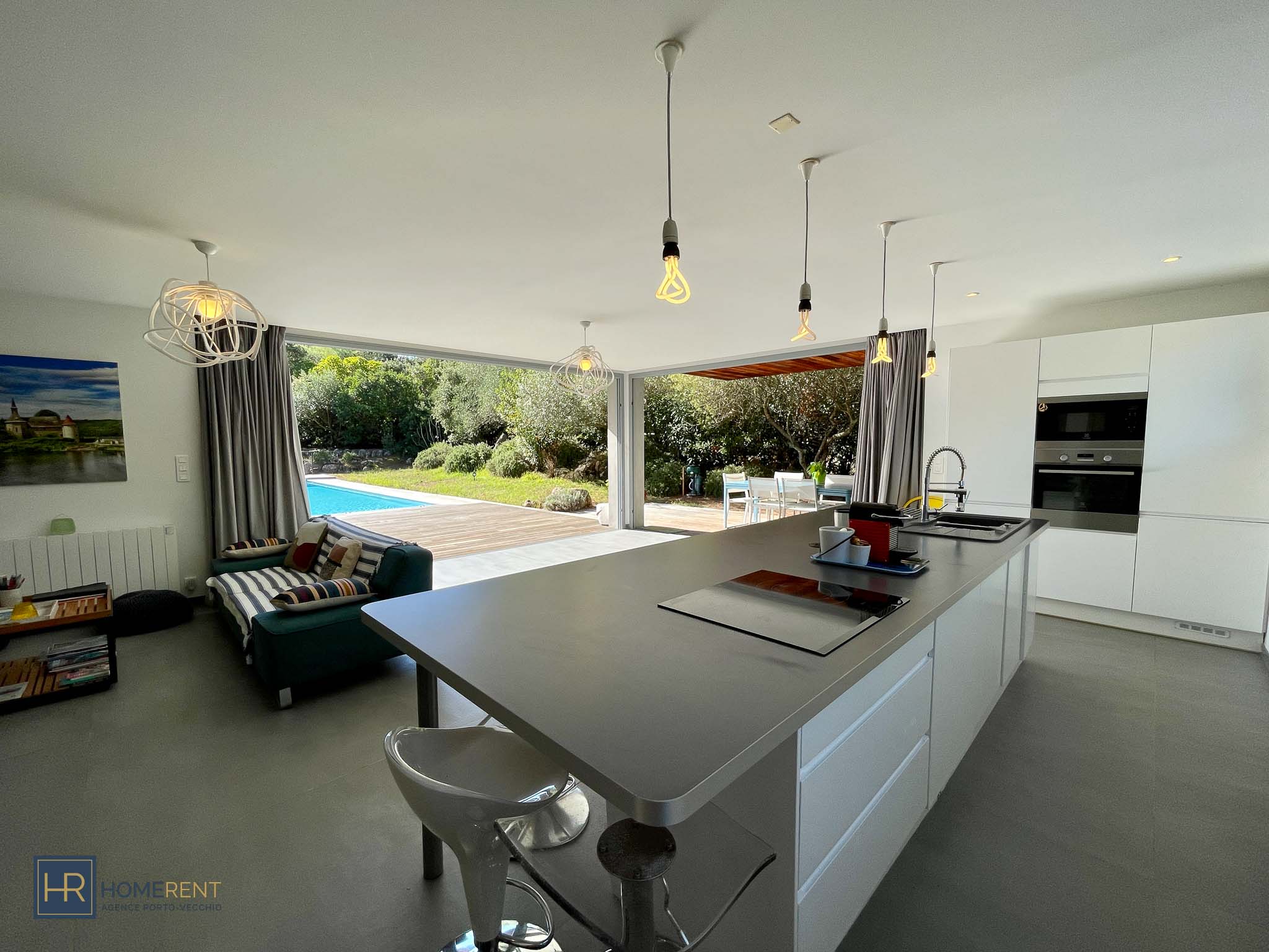 Cuisine équipée moderne climatisée vacances en Corse du sud à Cala Rossa villa luxe avec piscine plages à pied villa Floréal 4 chambres piscine chauffée