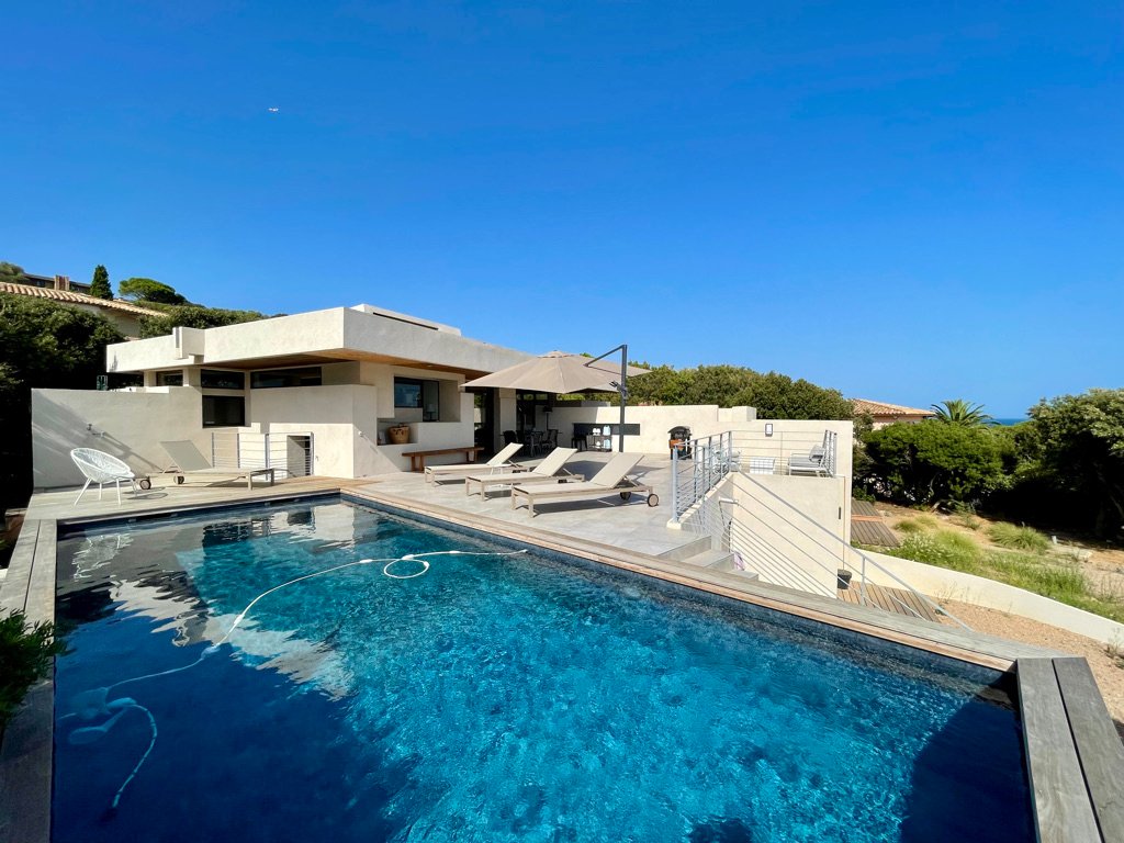 Location villa 5 chambres domaine de Cala Rossa luxe piscine vacances en Corse du sud Porto-Vecchio vue mer moderne contemporaine villa luxe