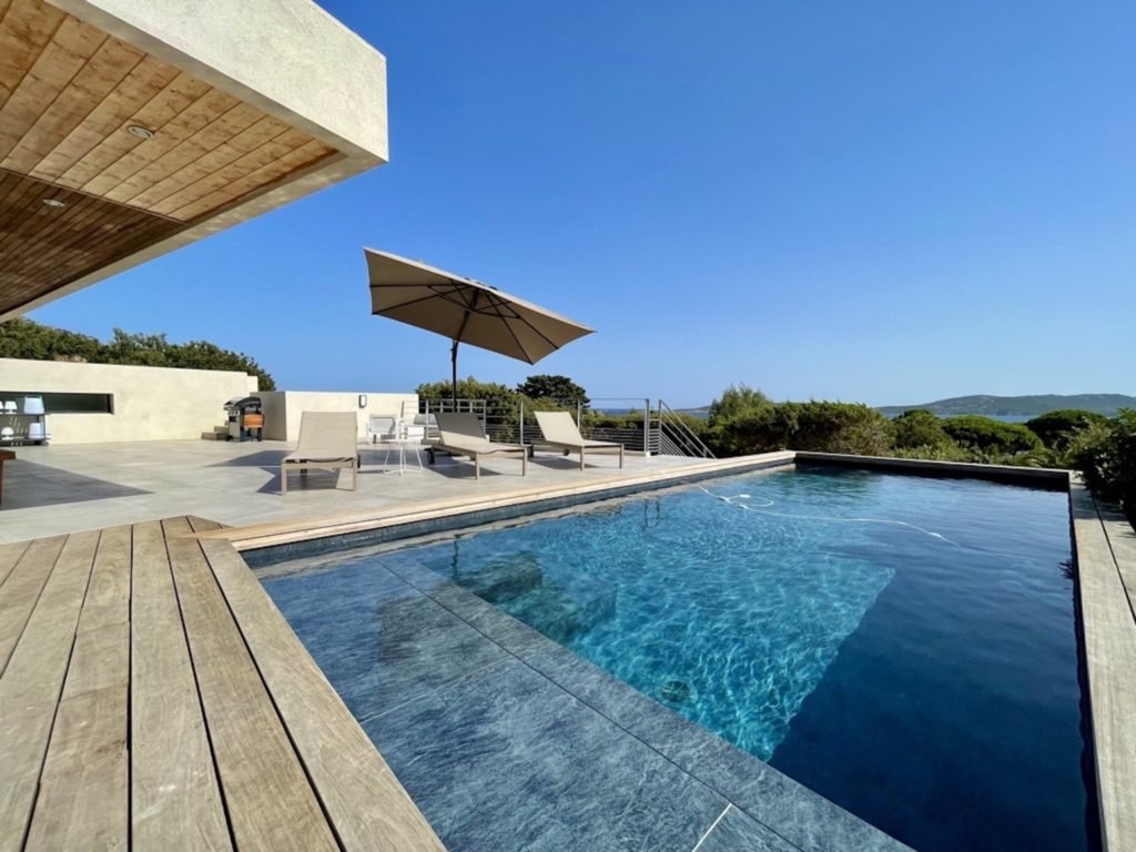 Location villa Joya 5 chambres domaine de Cala Rossa piscine luxe vacances en Corse du sud Porto-Vecchio vue mer villa contemporaine moderne
