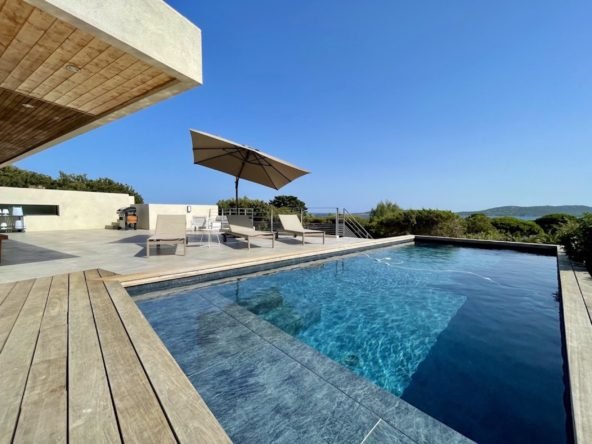 Location villa Joya 5 chambres domaine de Cala Rossa piscine luxe vacances en Corse du sud Porto-Vecchio vue mer villa contemporaine moderne