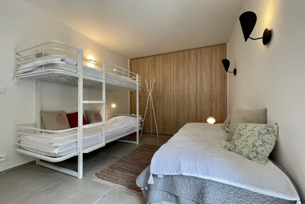 Location villa haut de gamme 5 chambres avec vue mer piscine en bord de mer en Corse avec agence HOME RENT Porto-Vecchio