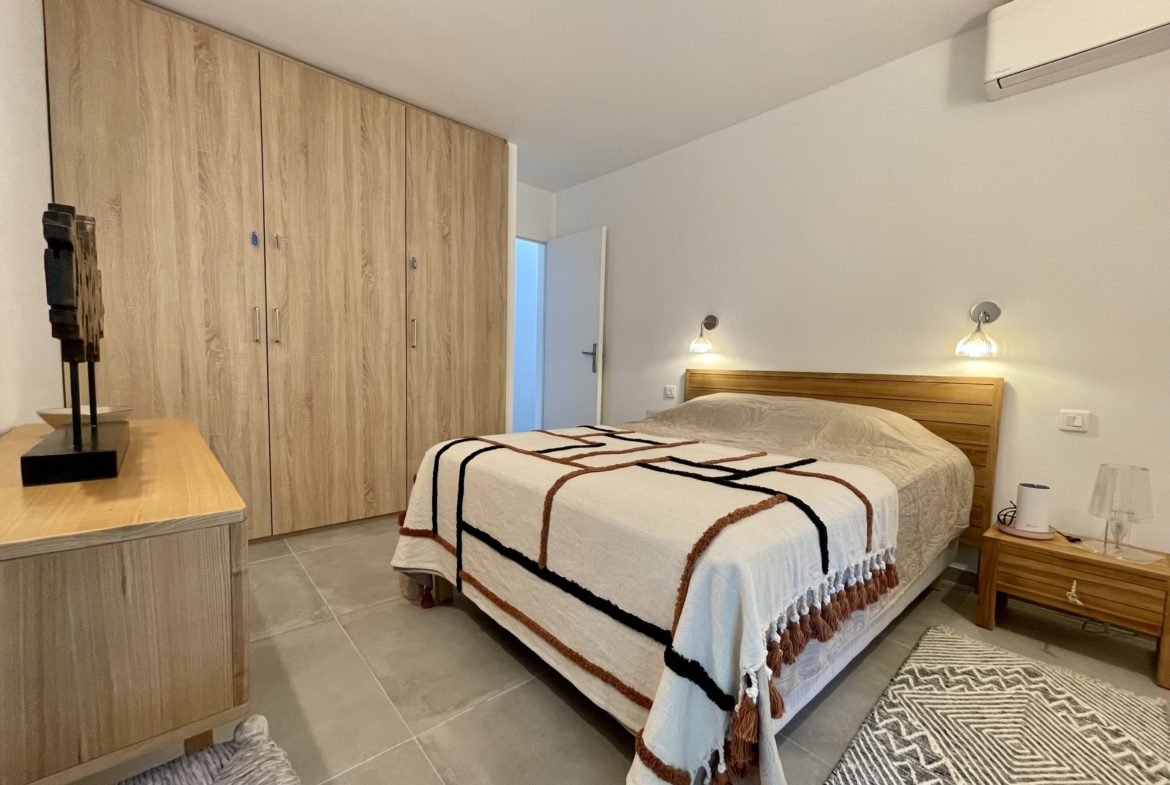 Location villa haut de gamme 5 chambres avec vue mer piscine en bord de mer en Corse avec agence HOME RENT Porto-Vecchio