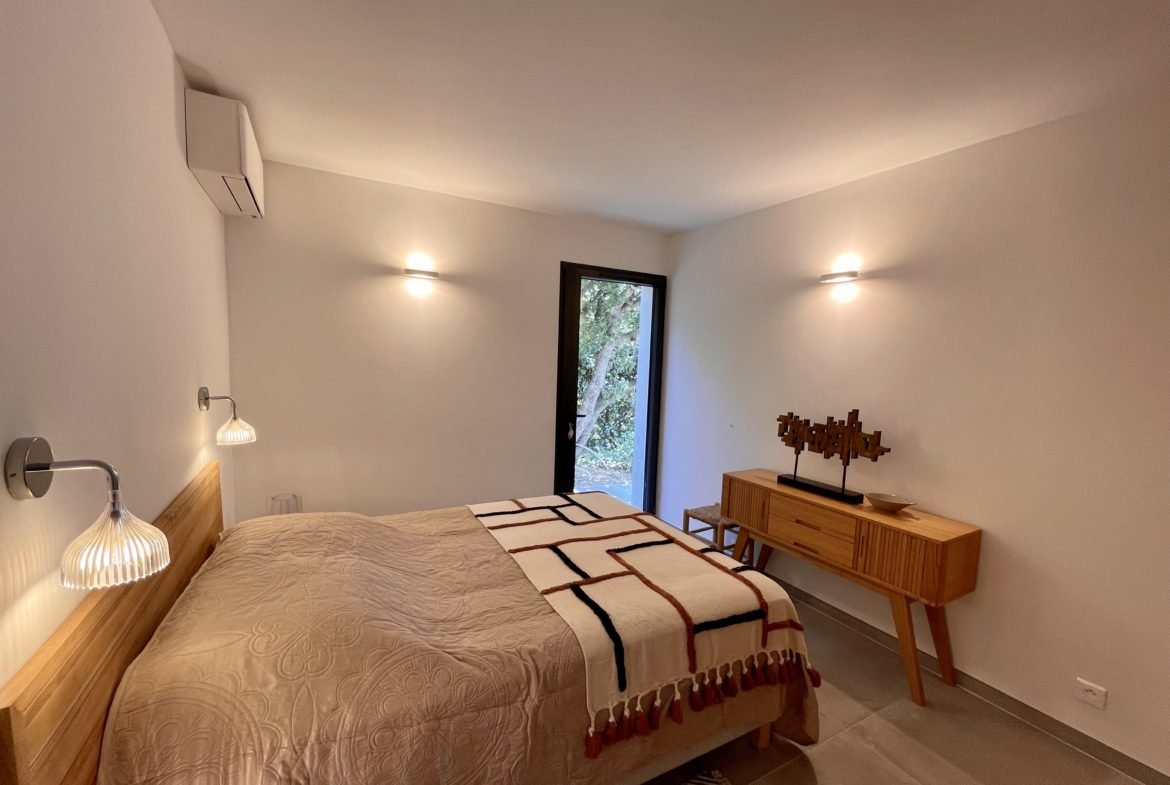 Location de prestige domaine privé de Cala Rossa avec agence Home Rent Porto Vecchio. villa Joya, avec 5 chambres piscine villa vue mer et plage à pied