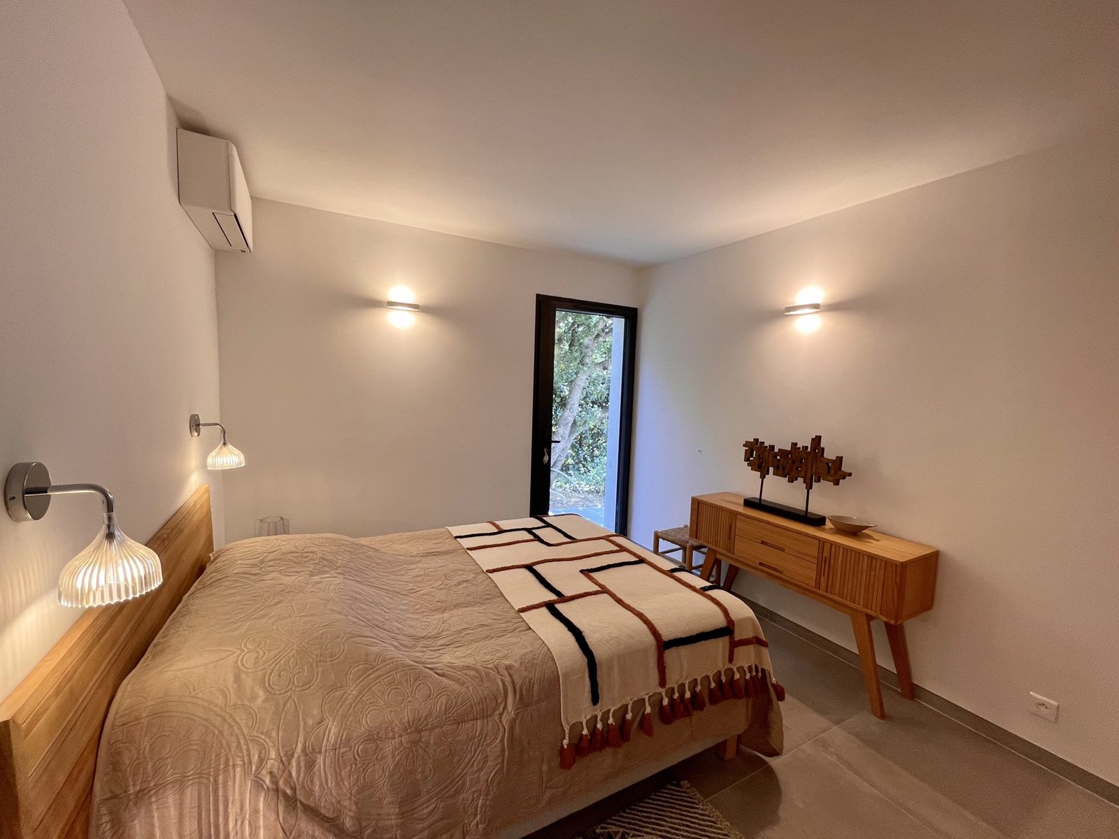 Location de prestige domaine privé de Cala Rossa avec agence Home Rent Porto Vecchio. villa Joya, avec 5 chambres piscine villa vue mer et plage à pied
