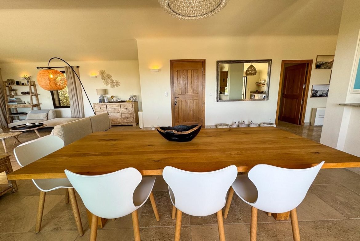 Séjour salle à manger location villa luxe Porto-Vecchio moderne et contemporaine Corse du sud Lecci St Cyprien Domaine Punta Arasu plage privée à Pied Luxe vue mer Piscine 4 chambres Home Rent