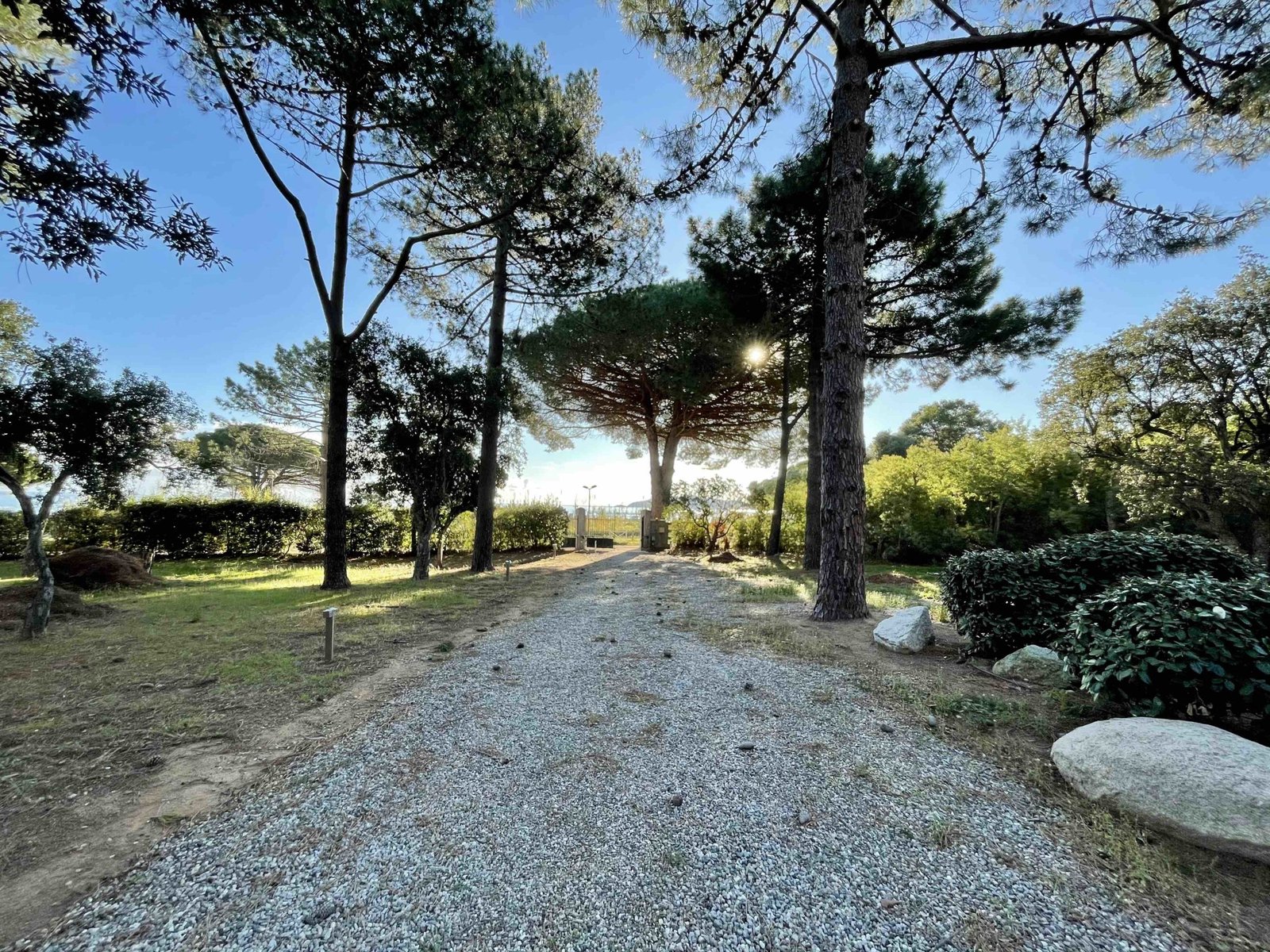 Jardin location Villa Costa Stellata luxe avec piscine Pinarello Porto Vecchio Corse du sud plage à pieds