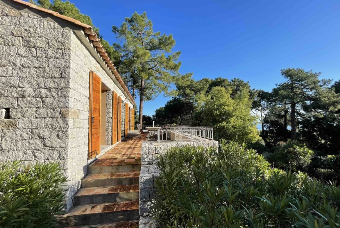 Terrasse aménagée repas extérieur villa en location à Porto-Vecchio Pinarello Corse du sud vacances plages privées