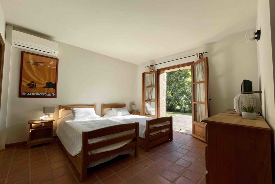 Chambre lits simples enfants accès jardin et terrasse villa de luxe en location à Porto-Vecchio avec piscine plage Santa Giulia Corse du sud Pinarello Costa Stellata villa en pierre