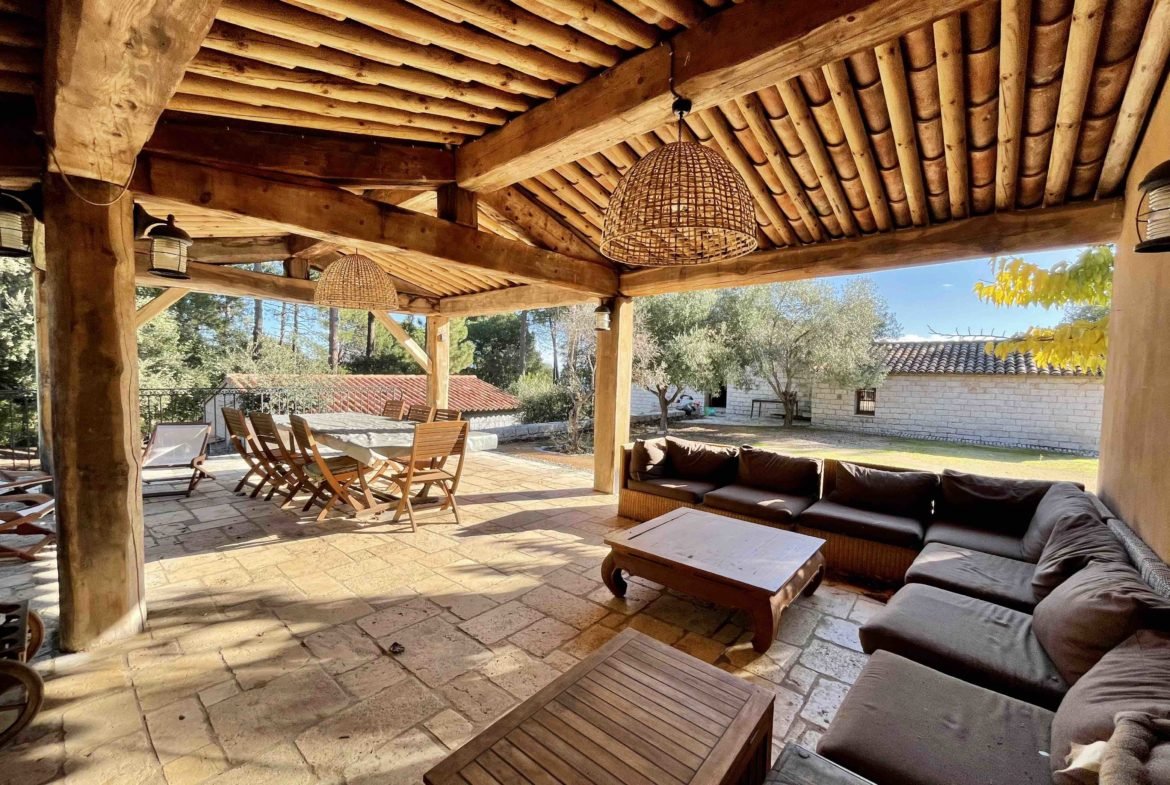 Espace lounge avec canapé et repas extérieur villa de charme en pierre typique Corse du sud location Porto-Vecchio plage Pinarello