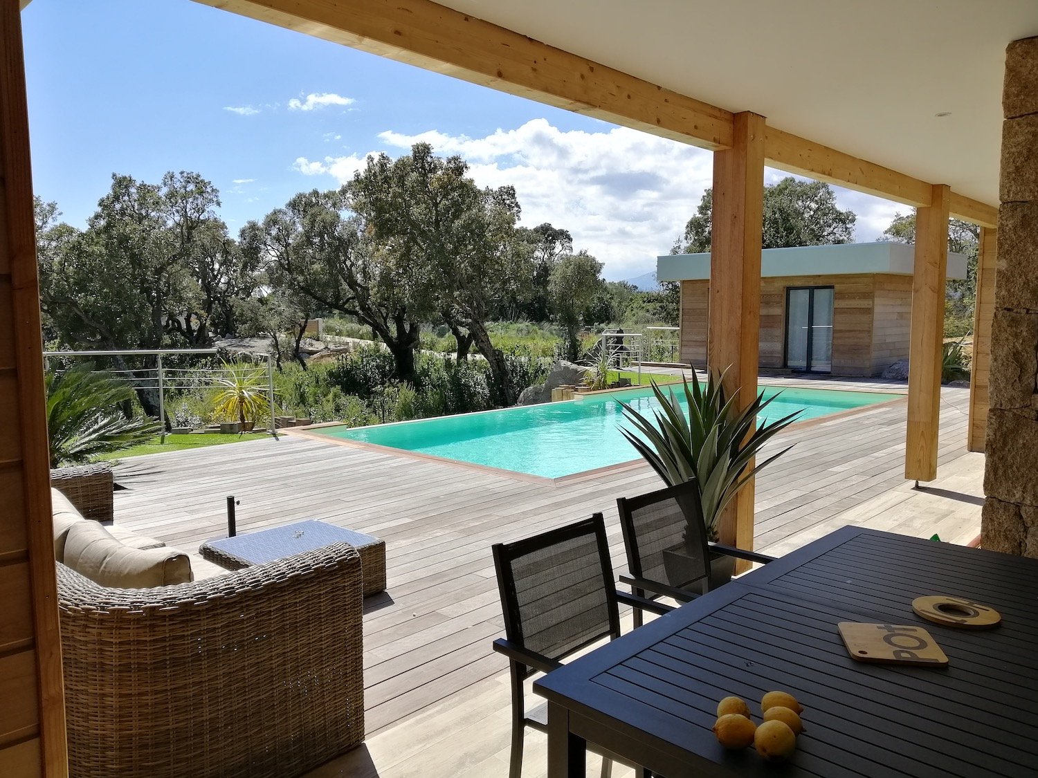 Terrasse ipé ombragée piscine chauffée villa Casa Di Legnu location villa Porto Vecchio Lecci proche plage Cala Rossa et St Cyprien