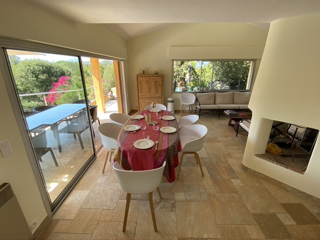 Salon séjour moderne et contemporain villa piscine Domaine de Cala Rossa Porto-Vecchio en Corse du sud vacances