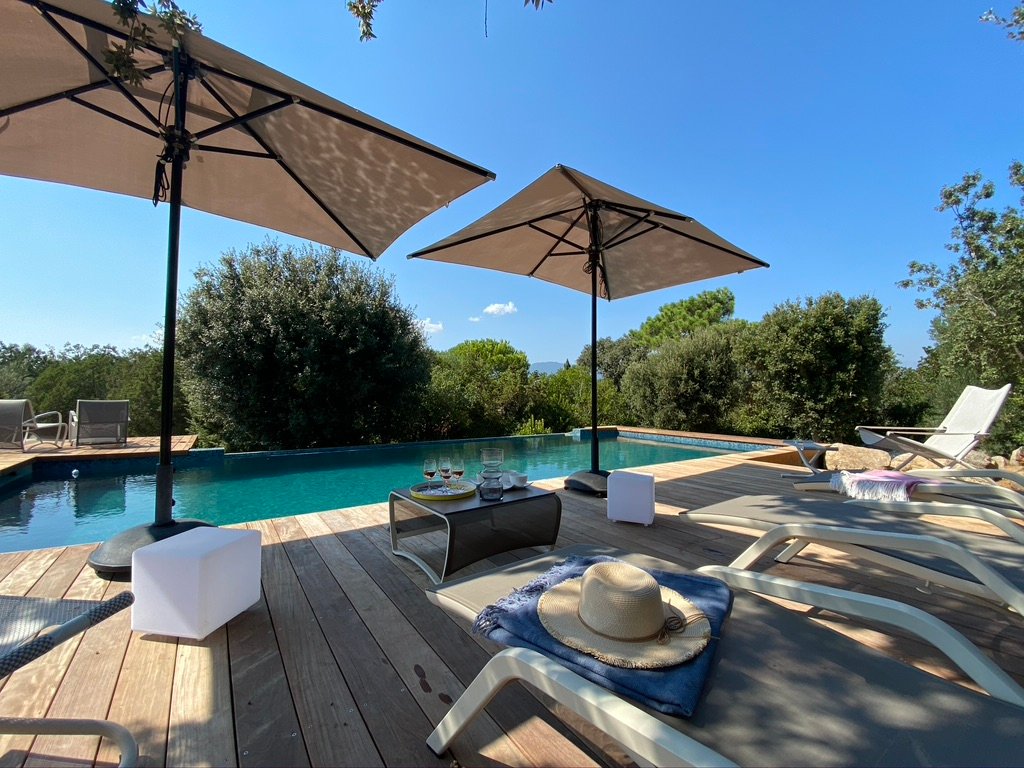 Piscine Location villa Porto-Vecchio domaine privé de Cala Rossa plages privées à pied, villa de luxe 4 chambres et piscine jardin paysagé vacances en Famille Corse