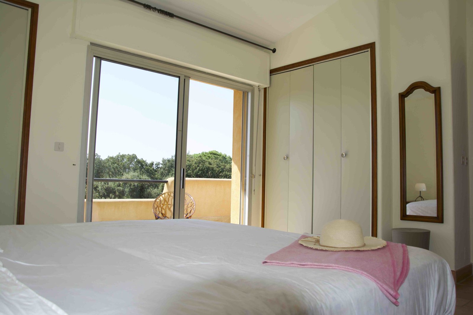 Chambre parentale lit double vue montagne terrasse location villa luxe à Porto-Vecchio en Corse Domaine privé de Cala Rossa plages privée Palombaggia