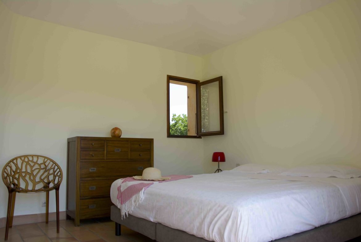 Chambre parentale lit double vue montagne terrasse location villa luxe à Porto-Vecchio en Corse Domaine privé de Cala Rossa plages privée Palombaggia