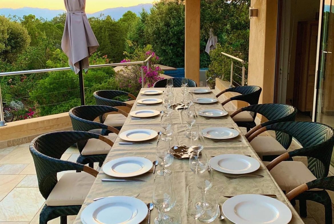 Terrasse aménagée repas extérieur villa en location à Porto-Vecchio Domaine privé de Cala Rossa Corse du sud vacances plages privées