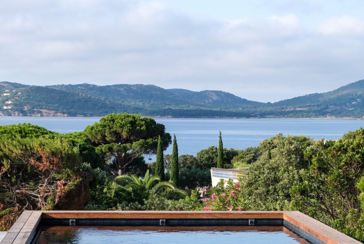 Location villa vue mer et pieds dans l'eau domaine de Cala Rossa à Porto Vecchio Corse.