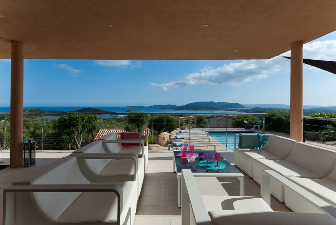 Location villa de luxe en Corse Porto-Vecchio, splendide vue mer et piscine chauffée avec agence Home Rent Porto Vecchio