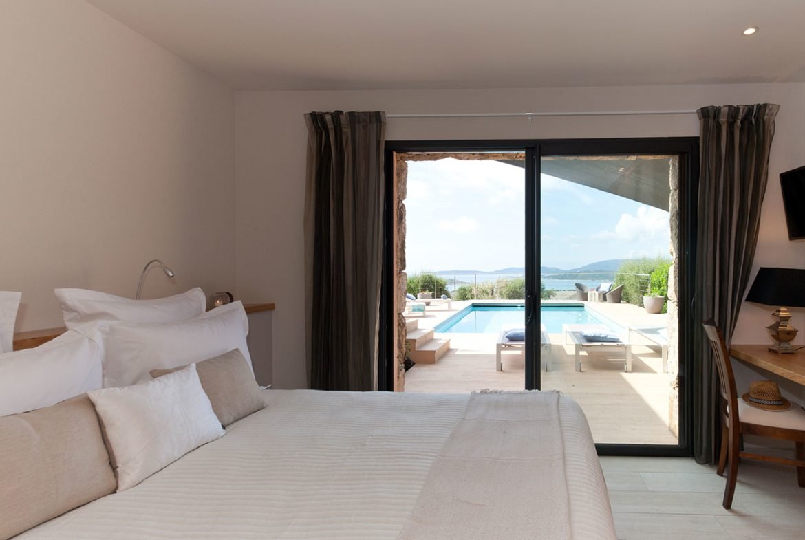 Villa de prestige en location à Porto-Vecchio Corse, avec 5 chambres piscine chauffée et vue mer agence Home Rent