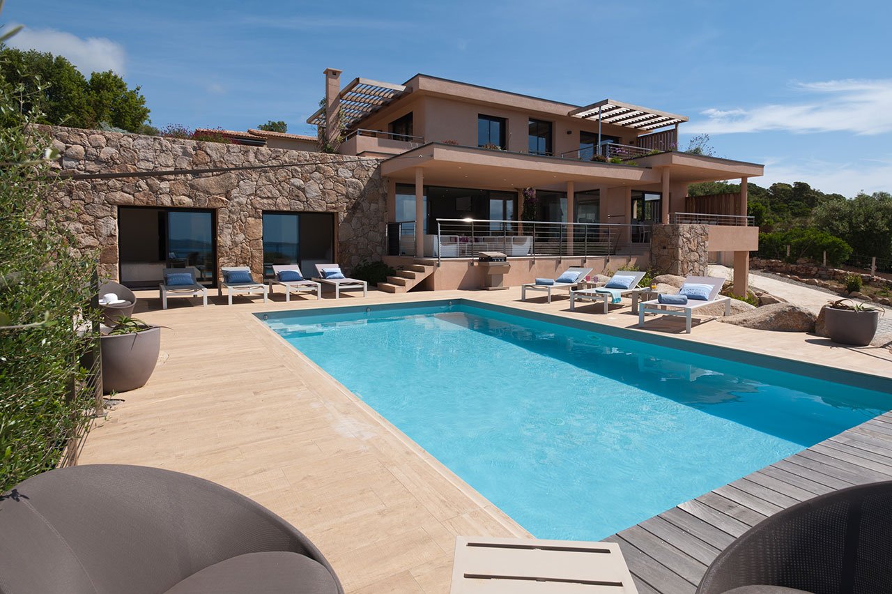 Belle villa 5 chambres avec belles prestations en location de vacances à Porto-Vecchio Corse, avec splendide vue mer piscine pétanque ping pong