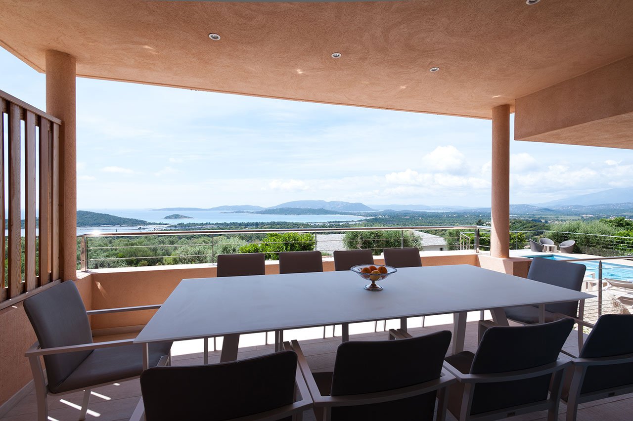 Location villa luxe Petra Rossa Porto-Vecchio Corse du Sud, vacances piscine vue mer Proche plage Cabanon Bleu moderne famille