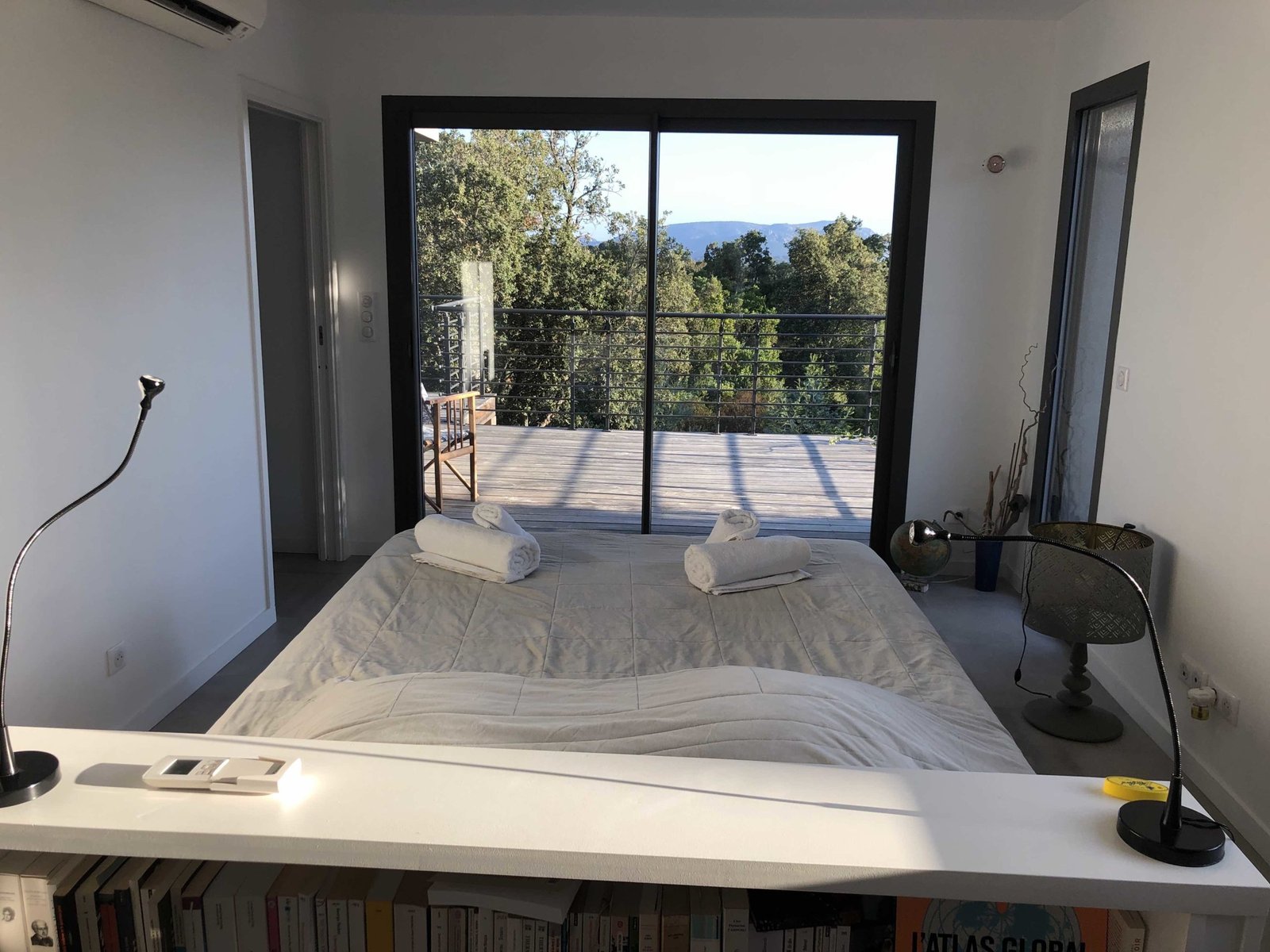 Chambre parentale villa porto Vecchio Roccamare accès terrasse piscine chauffée vacances en Corse 4 chambre 8 couchages