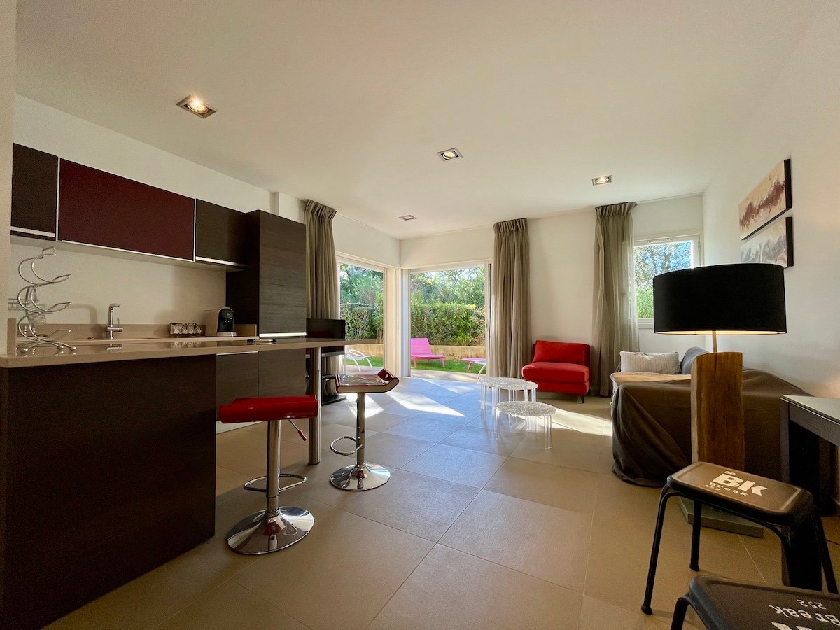 Salon séjour moderne appartement luxe location vacances en Corse du sud vacances en famille