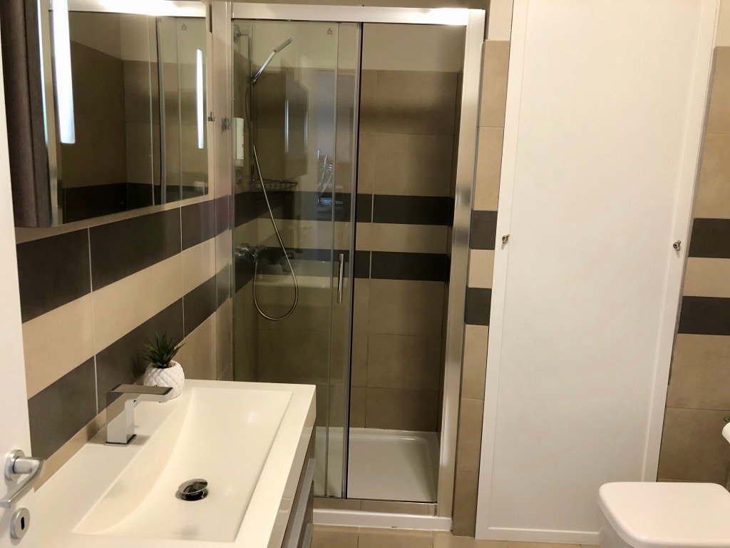 Salle de douche wc moderne avec wc appartement résidence salina bay Porto Vecchio vacances en Corse