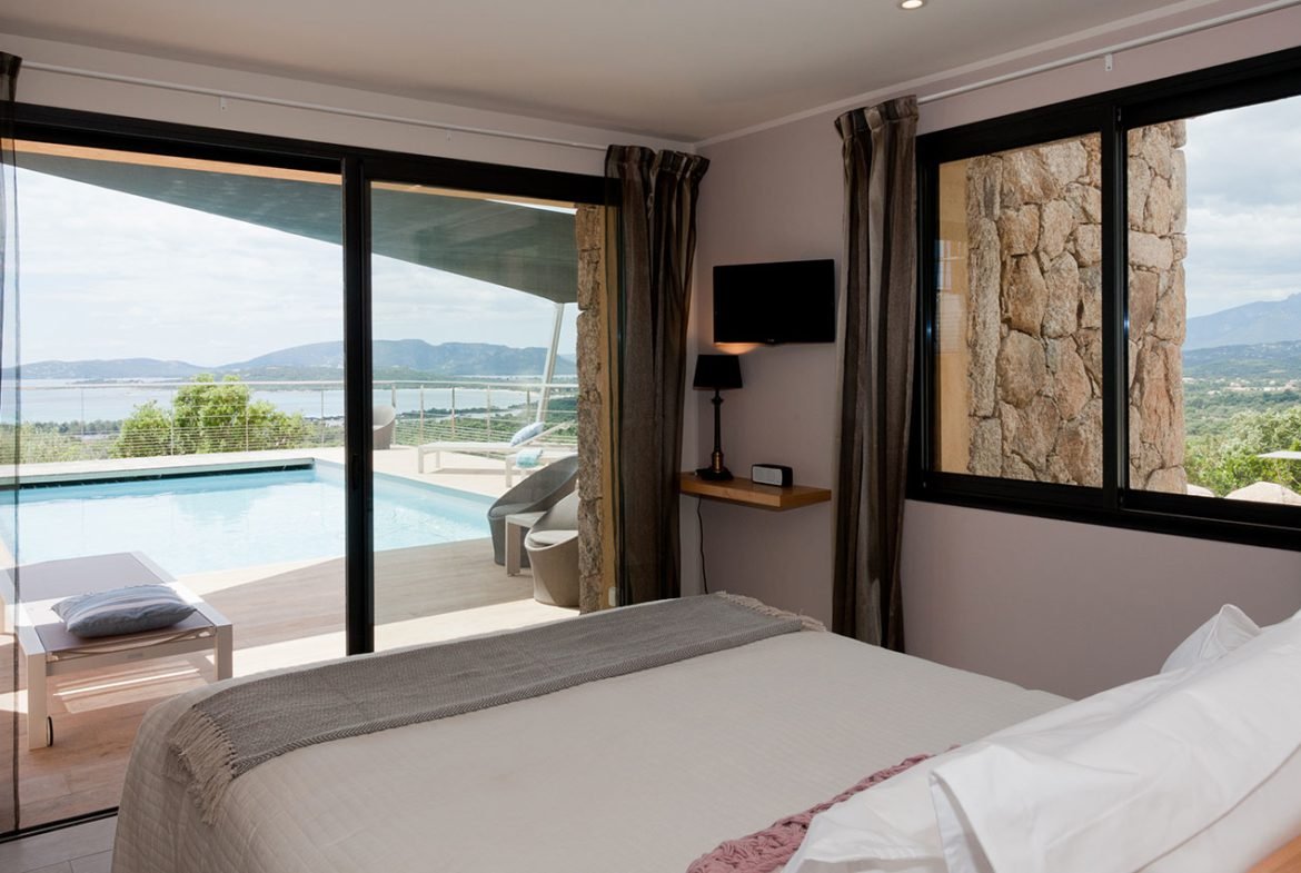 Location villa plage à pied à Porto-vecchio, location villa de luxe en Corse avec vue mer panoramique