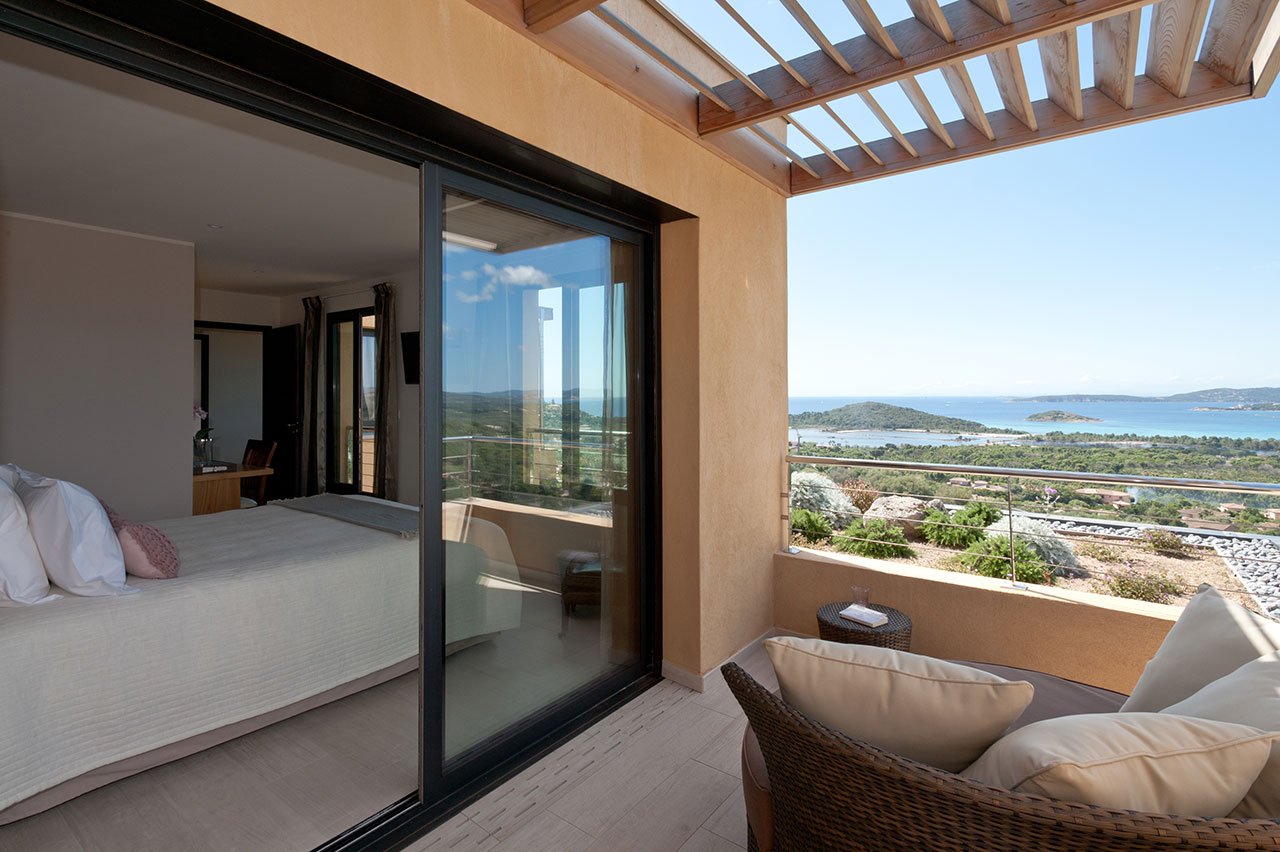 Location belle villa vue mer panoramique avec 5 chambres, location villa contemporaine à Porto Vecchio avec piscine chauffée. Location de villas luxe Porto-Vecchio agence Home Rent Porto-vecchio