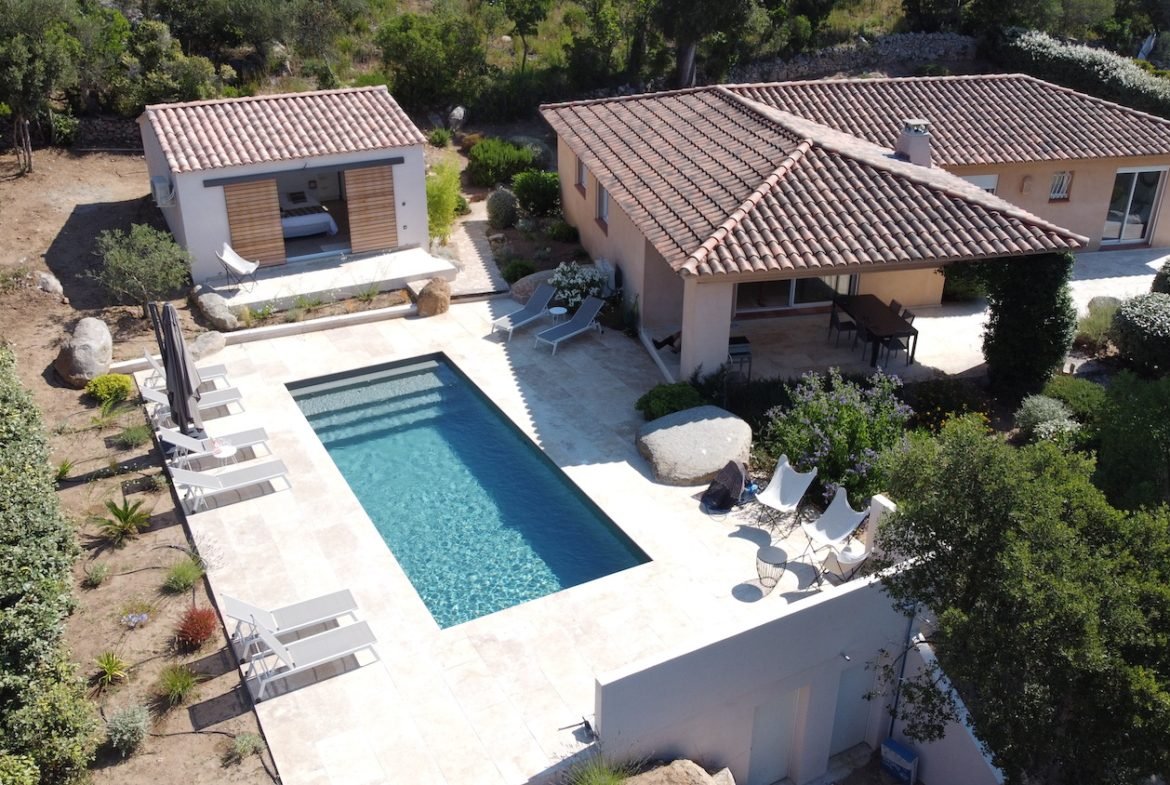 Location villa vacances Corse du Sud, Porto-Vecchio, 4 chambres, piscine moderne, contemporaine, proche plate St Cyprien, Cala Rossa, jardin