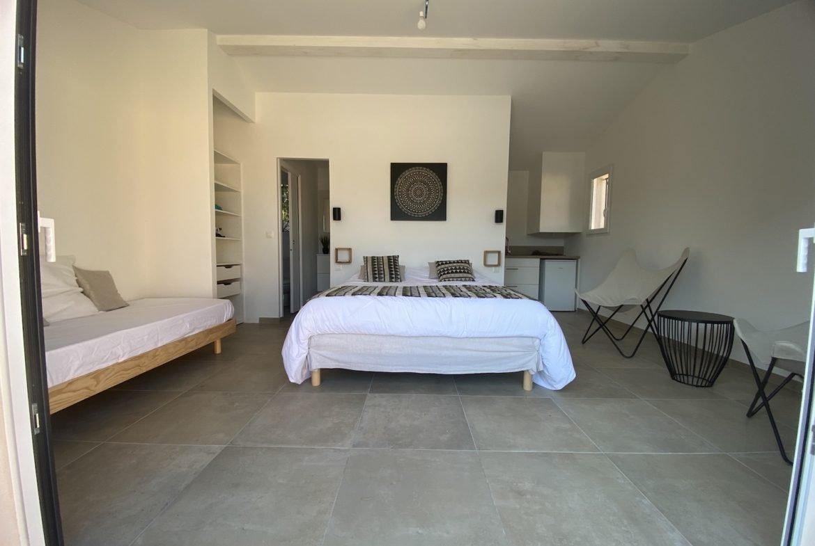 Location villa vacances Corse du Sud, Porto-Vecchio, 4 chambres, piscine moderne, contemporaine, proche plate St Cyprien, Cala Rossa, jardin
