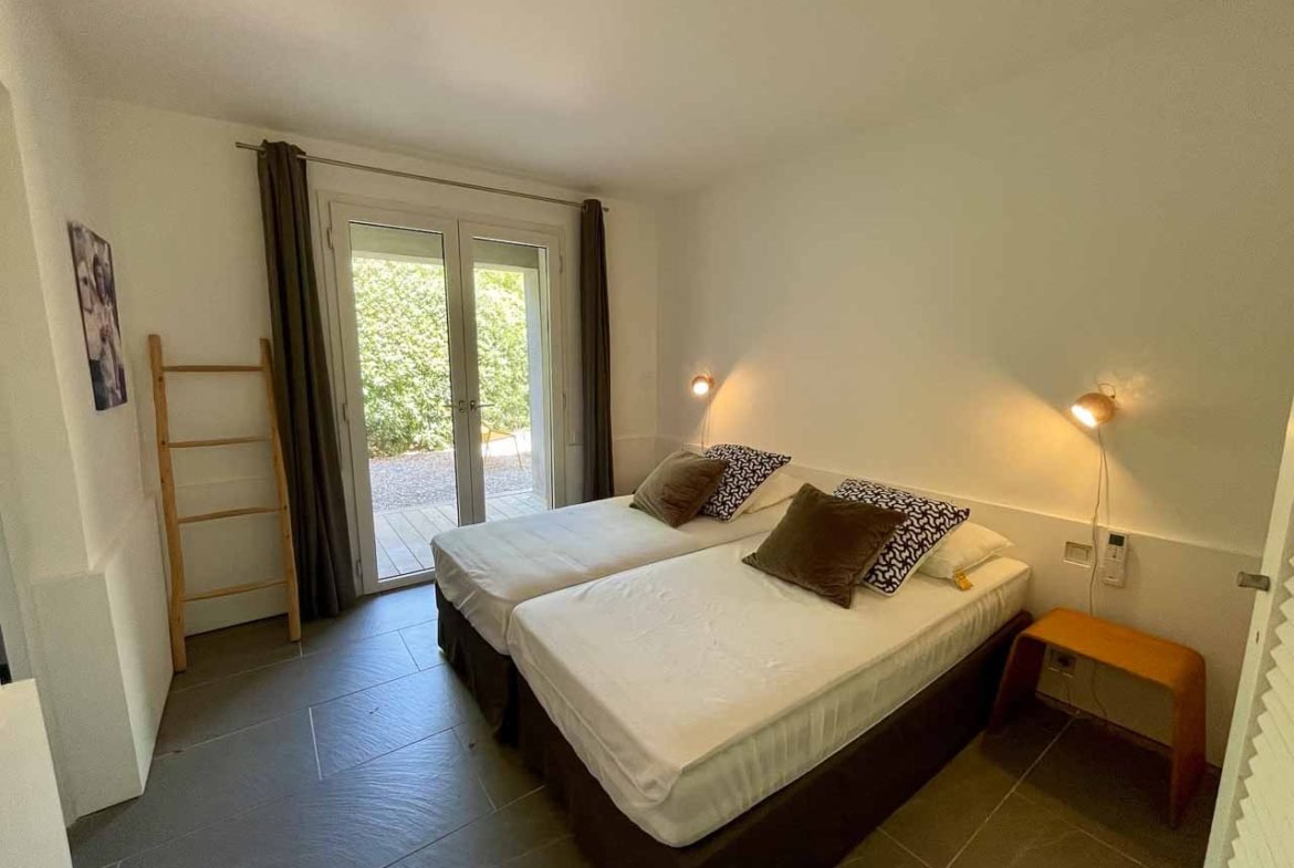 Grande Chambre double et simple douche balcon villa de location villa Domaine privé de Cala Rossa